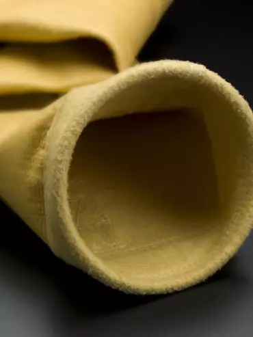 Manche filtrante fabriquée en fibres polyimide P84, utilisée pour la filtration des poussières à haute température dans l’industrie.