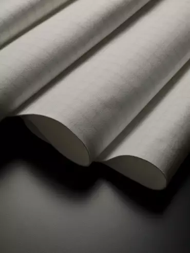 Feutre aiguilleté antistatique utilisé comme média filtrant dans les procédés industriels sensibles aux charges électriques.