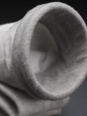 Manche filtrante en polyester antistatique utilisée pour la dépoussiérage de l’air et la filtration des poussières industrielles.