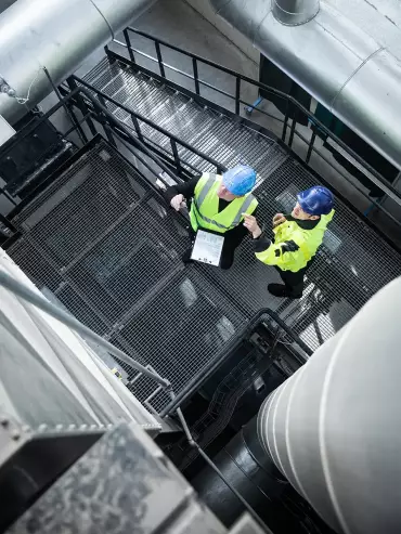 Ingénieurs lors d’une visite technique pour l’étude d’un process de filtration dans une installation industrielle.