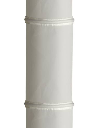 Détail d'une manche filtrante à cercles métalliques, utilisée dans des systèmes de filtration industrielle pour le dépoussiérage.