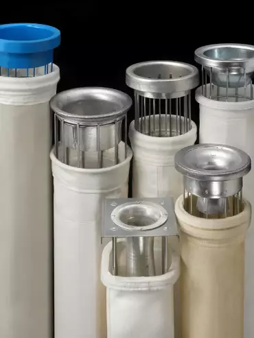 Manches filtrantes et paniers pour filtre à manches