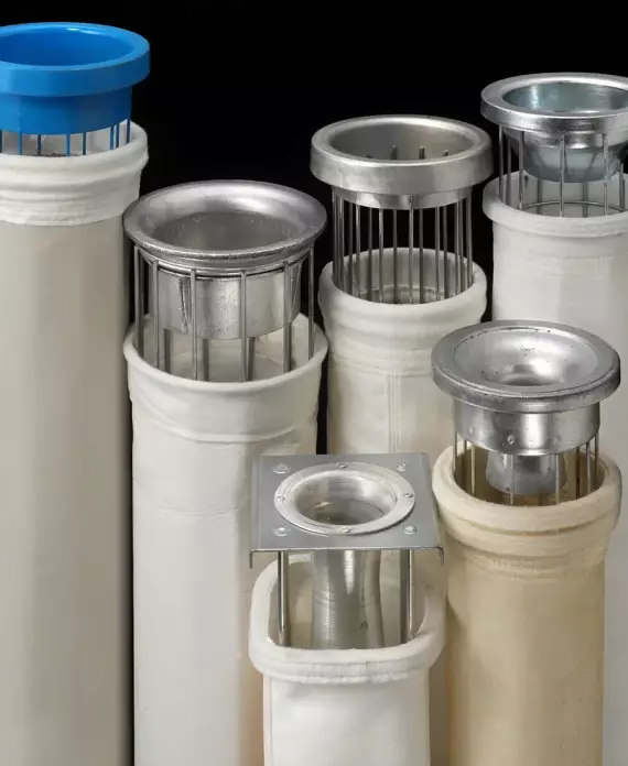 Manches filtrantes et paniers pour filtre à manches