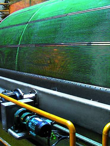 Procédé de filtration sous vide utilisé dans un environnement industriel pour séparer les solides des liquides.