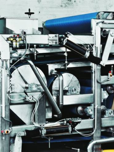 Procédé de filtration sous pression utilisé dans un environnement industriel pour séparer les solides des liquides.