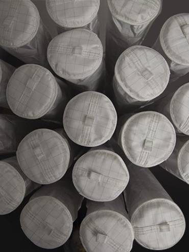 Poche filtrante à mamelles utilisée dans un sécheur à lit fluidisé pour la filtration efficace des poudres et granules en procédés industriels de séchage et granulation.