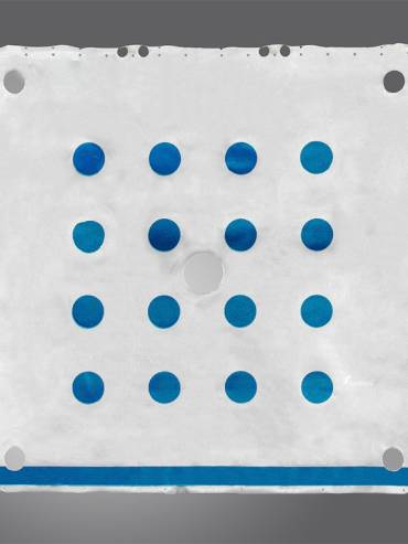 Toile filtrante à multiples renforts conçue pour équiper un filtre-presse industriel, assurant une filtration robuste et durable.
