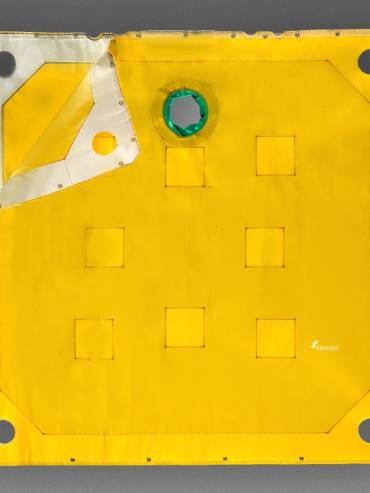 Toile filtrante avec renfort en feutre et bossage au niveau du plan de joint, conçue pour un filtre-presse industriel.