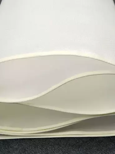 Bande de filtration utilisée dans une centrifugeuse industrielle pour le traitement des liquides.