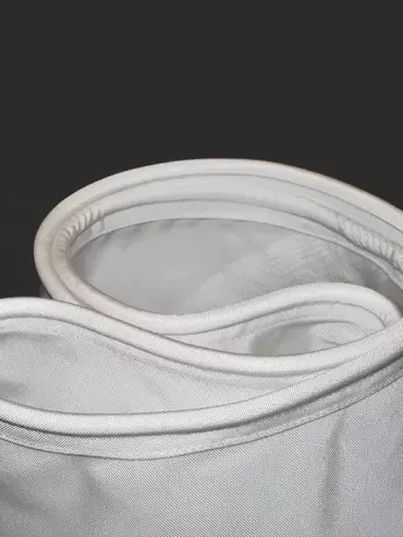 Poche inversée pour une centrifugeuse industrielle, utilisée dans le traitement de liquides.