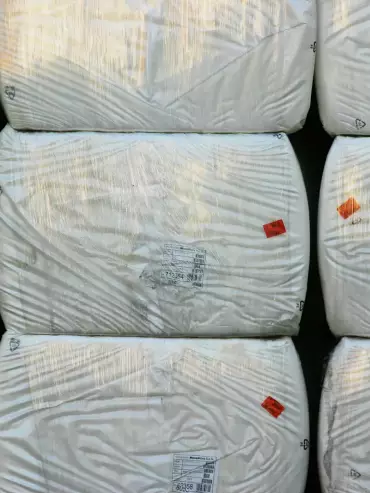 Balles de fibres textiles empilées, prêtes pour la transformation industrielle.
