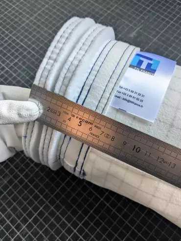Prise de mesure du haut d’une manche filtrante utilisée dans un système de filtration industrielle.