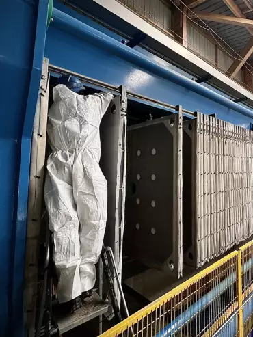 Technicien effectuant le réglage d’un filtre-presse après le montage des éléments de filtration.