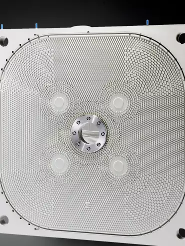 Plateau de filtre-presse utilisé pour la séparation solide-liquide dans un procédé industriel.