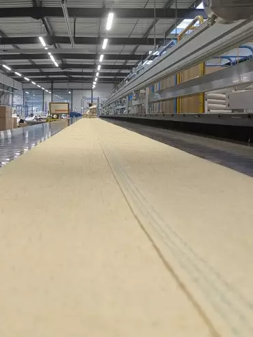 Automate de couture dans une ligne de production de manches filtrantes industrielles dans les ateliers TTL.